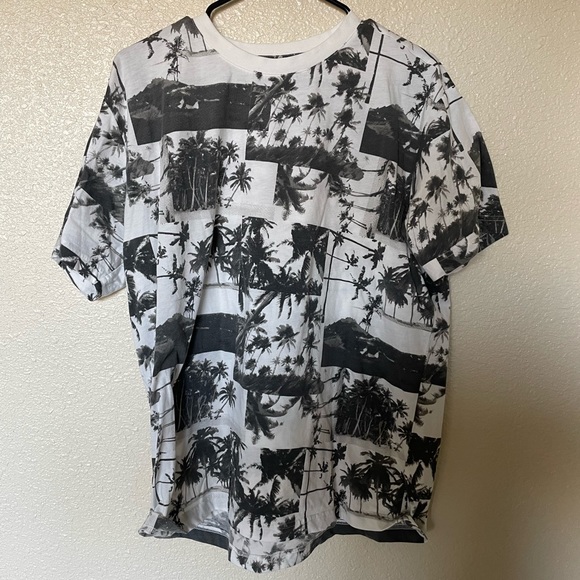 Other - NWOT mens pattern tee